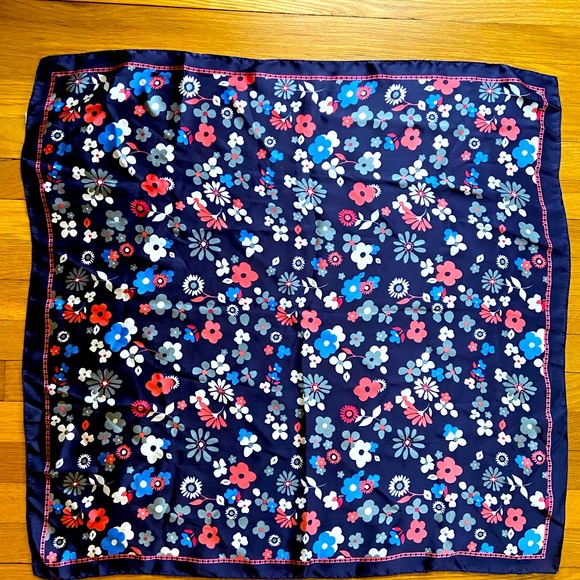 Daisy Print Scarf - Picture 2 of 3